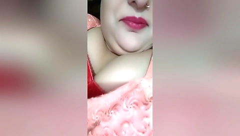 Today Exclusive- Bhabhi Shows Her Boobs