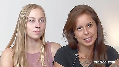 Mit Vibrator Und Dildo Im Gepick Zum Hihepunkt - Cute 18yo Brunette Lesbians Flirt And Make Out
