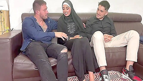 First Doble Penetration To Aaliyah Yasin!! Threesome With Hijab And Hard Sex 17 Min