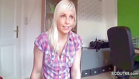 Sie Erwischt Ihn Beim Wichsen Und Hilf Mit Einem Handjob